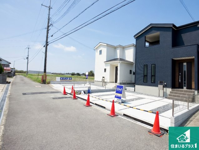 加東市多井田　第3期　新築一戸建ての前面道路含む現地写真|周辺は閑静な住宅街！前面道路広々で車の出し入れも便利です。駐車が苦手な方でも安心して車庫入れできます！
