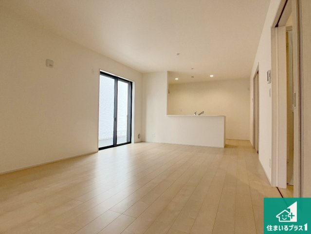 加東市多井田　第3期　新築一戸建ての居間・リビング|シンプルなリビングは、観葉植物等のインテリアを楽しめますね！パパ好みにも、ママ好みにも家具次第で雰囲気を変えることができます！