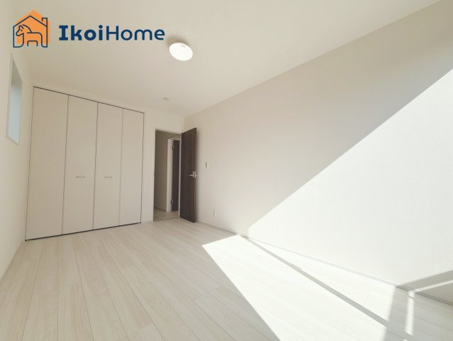 明石市貴崎4丁目　4期　1号棟　新築戸建の寝室|【ホームページに現地動画掲載中】●年中無休：当日予約可●収納スペースも広く収納豊富で便利です！