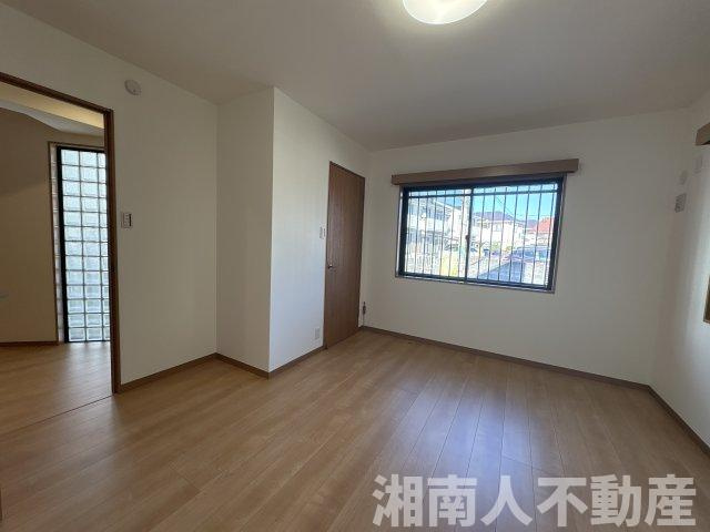 茅ヶ崎市浜之郷の中古一戸建の洋室|落ち着いた色調の洋室です