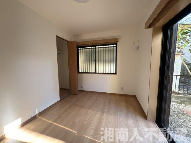 茅ヶ崎市浜之郷の中古一戸建の洋室|明るい洋室です