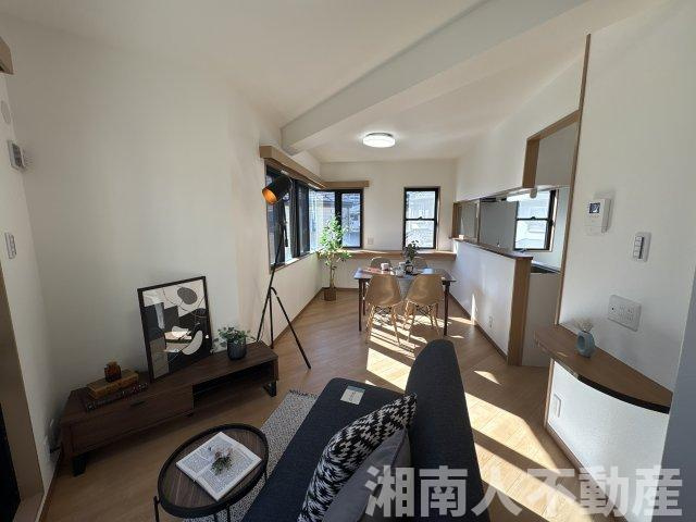 茅ヶ崎市浜之郷の中古一戸建の居間・リビング|おしゃれな居間です