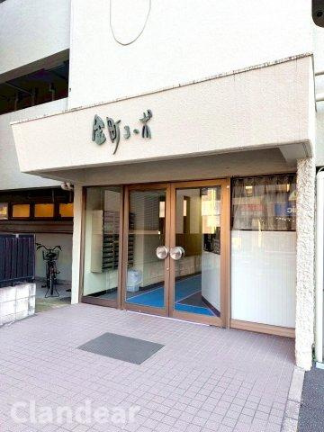 金町コーポB棟のエントランス|ドキドキの新生活も、安心してスタート。ぴったりの住まいを見つけませんか？クランディアが一緒に住まい選びをサポートします‼　まずは、お気軽にお問合せください　＃クランディア