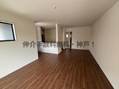 【居間・リビング】 | 神戸市西区持子1丁目　新築戸建　仲介手数料無料！ | こちらの居間で趣味の時間をお楽しみください