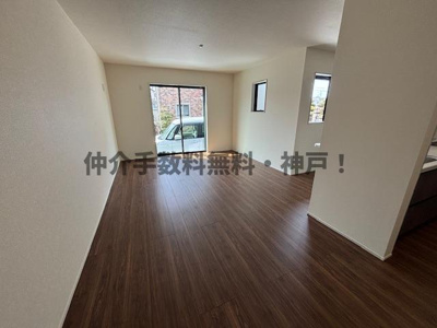 【居間・リビング】 | 神戸市西区持子1丁目　新築戸建　仲介手数料無料！ | 使いやすいリビングです