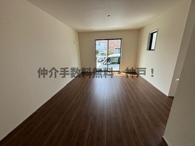 【居間・リビング】 | 神戸市西区持子1丁目　新築戸建　仲介手数料無料！ | 使いやすい居間です