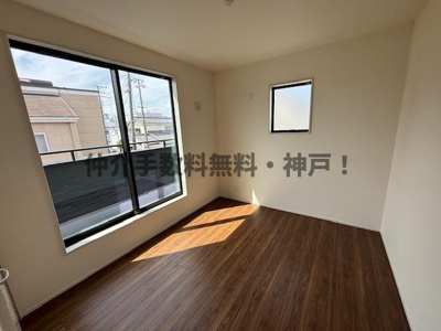 【洋室】 | 神戸市西区持子1丁目　新築戸建　仲介手数料無料！ | 明るい洋室です