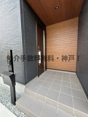 【玄関】 | 神戸市西区持子1丁目　新築戸建　仲介手数料無料！ | 毎日通る玄関はこちらです