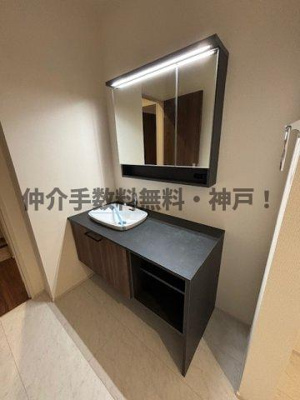 【独立洗面台】 | 神戸市西区持子1丁目　新築戸建　仲介手数料無料！ | 独立洗面台、小物を置くことができて便利です