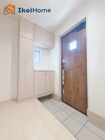 明石市貴崎4丁目　4期　2号棟　新築戸建の玄関|【ホームページに現地動画掲載中】●年中無休：当日予約可●コの字型の大型靴箱がございます！