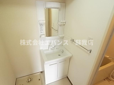 【独立洗面台】 | 君塚ハイム | 明るい洗面所です