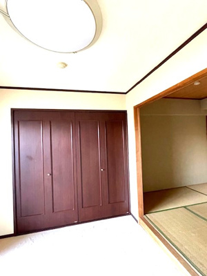 【洋室】 | マンション　ロワジール伊豆一碧壱番館　Bタイプ | 洋室5.2帖には、横ながの収納スペース