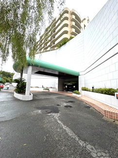  | ロワジール伊豆一碧壱番館　Bタイプ | エントラスト
入口付近は広く車の横付けも楽にでき荷物の出し入れもスムーズにできます。