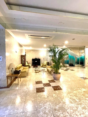 【ロビー】 | マンション　ロワジール伊豆一碧壱番館　Bタイプ | 広々としたロビー　サービスカウンターもあり管理も充実しています。
ホテルのロビーのような。