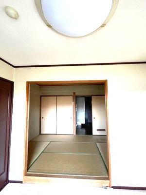【和室】 | マンション　ロワジール伊豆一碧壱番館　Bタイプ | 和室6帖も有り、ちょつと横になりたいなと思った時に
押入れも有り荷物の収納もできます。