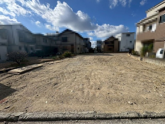 南野田　新築分譲住宅　全４区画の外観|【３口コンロのシステムキッチンです】対面式を採用したキッチンですので、リビングで寛ぐご家族をいつも感じられます！会話を楽しみながら家事ができますね♪