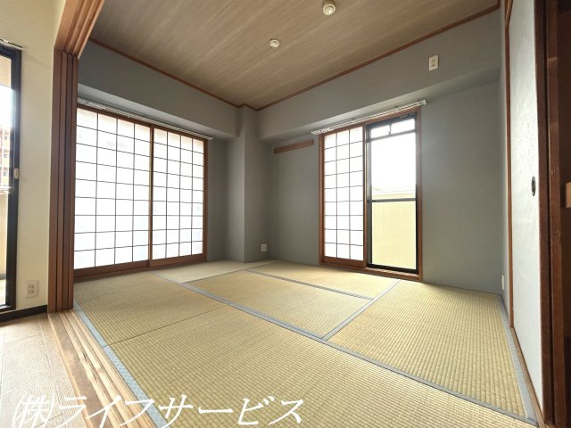 【和室】 | リーガル塚本第６ | 和室／押入あり！東南向きと南西向きのバルコニーに面した陽当り良好のお部屋です！