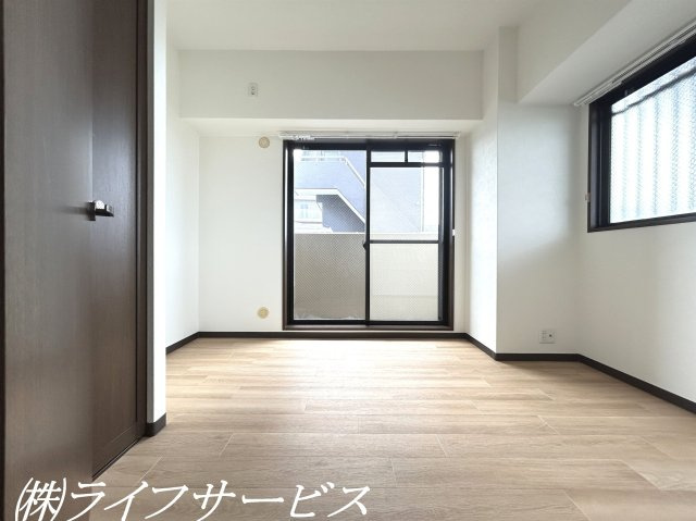 【洋室】 | リーガル塚本第６ | 玄関側洋室／２面窓有！クローゼット有！