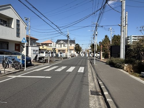 【前面道路含む現地写真】 | 【仲介手数料０円】藤沢市片瀬第14　新築一戸建て　1号棟　全3棟 | 藤沢市片瀬第14　新築一戸建て　1号棟　全3棟