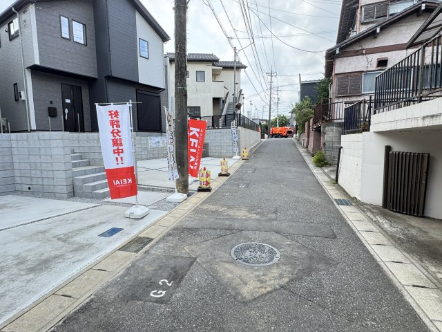 松戸市栗ケ沢新築戸建【栗ヶ沢小学校：7分】の駐車場|西側前面道路