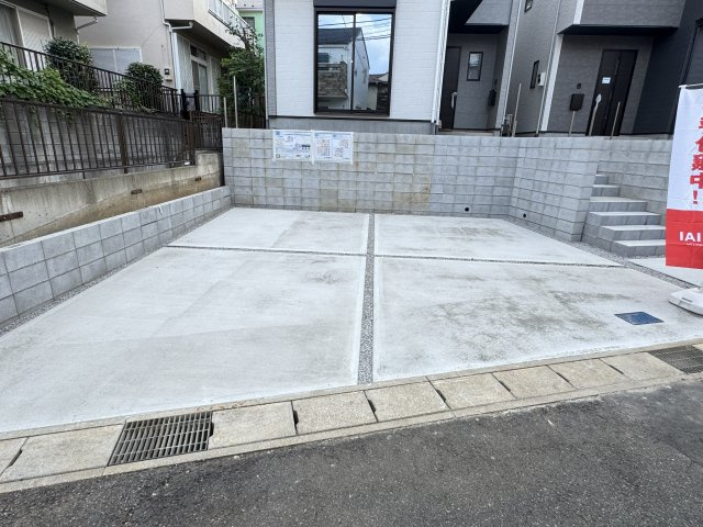 松戸市栗ケ沢新築戸建【栗ヶ沢小学校：7分】の駐車場|1号棟駐車スペース・並列2台駐車可