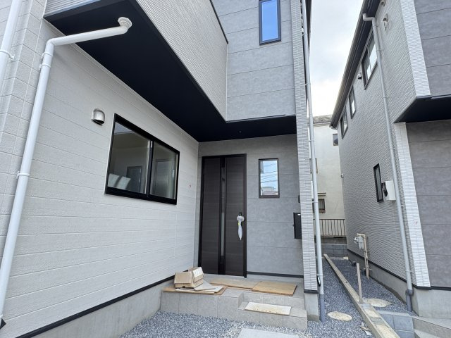 松戸市栗ケ沢新築戸建【栗ヶ沢小学校：7分】のエントランス|エントランス・玄関ポーチ