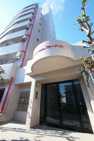 アパートメントハウスフォーナインのエントランス