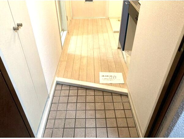 アパートメントハウスフォーナインの玄関