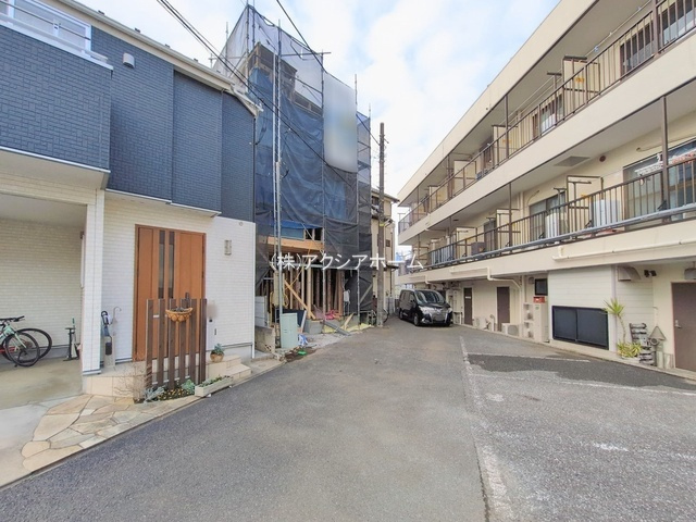 所沢市若狭4丁目・全1棟　新築一戸建　～3階建て～の前面道路含む現地写真|現地写真（2026年2月18日撮影）