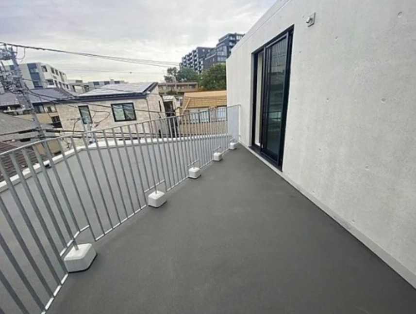 アトリオフラッツ三軒茶屋North　フリーレント　礼金０　最上階　角部屋のバルコニー