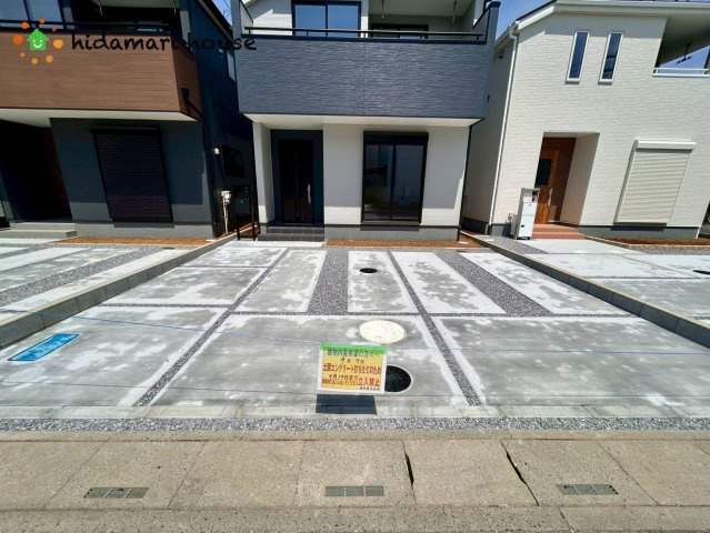 西区佐知川第2　新築戸建　リーブル04の駐車場