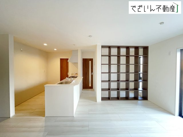 【居間・リビング】 | Livele Garden.S熊谷市万平町第3　新築住宅 | ≪2号棟≫広がるやすらぎのプライベート空間。大きい窓から射しこむ眩い光が、広々としたリビング空間を鮮やかに映し出します。
現地(2026年3月撮影)