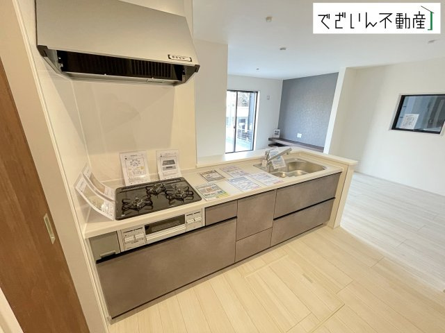 【キッチン】 | Livele Garden.S熊谷市万平町第3　新築住宅 | ≪2号棟≫共働きでも無理なく使える効率的なレイアウト。夕食の準備も、家族の会話を楽しみながら進められる、心地よいキッチンです。
現地(2026年3月撮影)