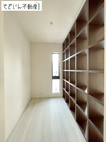 【居間・リビング】 | Livele Garden.S熊谷市万平町第3　新築住宅 | ≪2号棟≫リビングを彩る造作だながあり、お気に入りの小物や写真などを飾ることができます。
現地(2026年3月撮影)