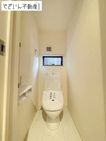 【トイレ】 | Livele Garden.S熊谷市万平町第3　新築住宅 | ≪2号棟≫シンプルで清潔感のある空間は、毎日使う場所だからこそ嬉しい。家族みんなが快適に過ごせる工夫が詰まっています。
現地(2026年3月撮影)