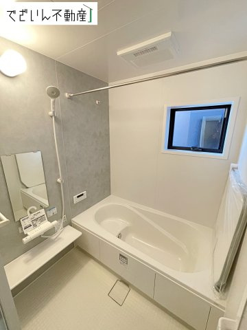 【浴室】 | Livele Garden.S熊谷市万平町第3　新築住宅 | ≪2号棟≫清潔感のあるバスルームは、忙しい毎日の中でほっと一息つける場所。育児の合間に、心も体もリセットできる大切な時間が生まれます。
現地(2026年3月撮影)