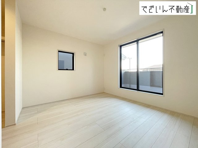 【洋室】 | Livele Garden.S熊谷市万平町第3　新築住宅 | ≪2号棟≫夫婦の寝室としても使える落ち着いた居室。育児の合間にほっと一息つける、静かな時間を守ってくれます。
現地(2026年3月撮影)
