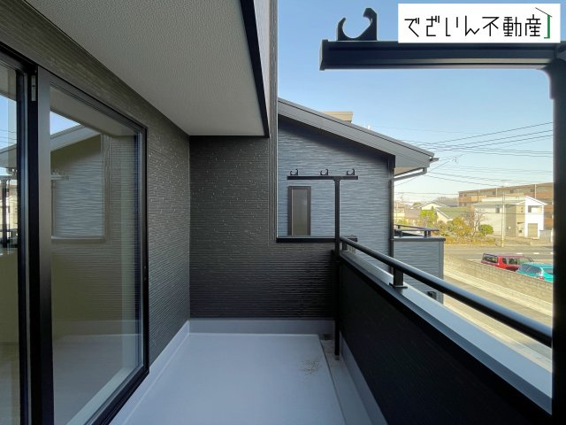 【バルコニー】 | Livele Garden.S熊谷市万平町第3　新築住宅 | ≪2号棟≫植物を育てたり、椅子を置いて読書したり。暮らしにちょっとした豊かさを添える空間です。
現地(2026年3月撮影)