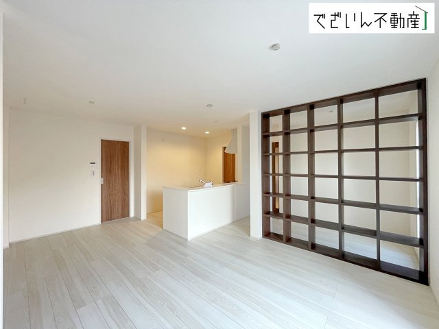 【居間・リビング】 | Livele Garden.S熊谷市万平町第3　新築住宅 | ≪2号棟≫細部まで丁寧に仕上げられた内装が、日々の生活を豊かに彩ります。家族の思い出が増えていく場所に。
現地(2026年3月撮影)