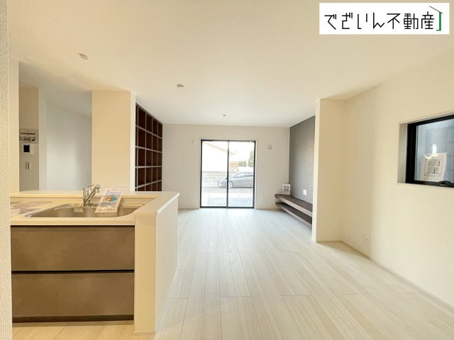 【居間・リビング】 | Livele Garden.S熊谷市万平町第3　新築住宅 | 空気感という居心地の良いＢＧＭは、暮らしのステージを彩り、心のやすらぎと満足感を与えてくれます。通風と採光を考慮した設計は地域の鼓動を感じ、お寛ぎ頂くことが可能です。
現地(2026年3月撮影)
