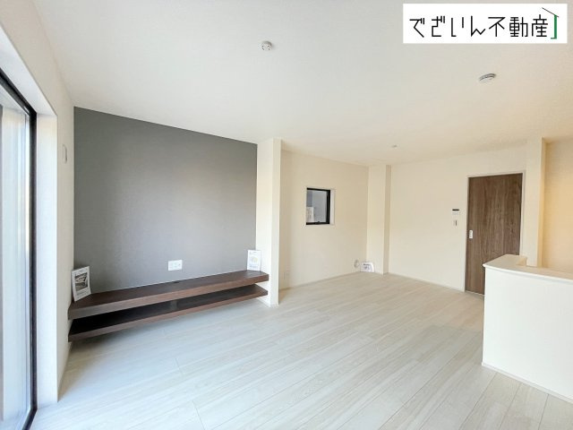 【居間・リビング】 | Livele Garden.S熊谷市万平町第3　新築住宅 | 室内構成に拘り採光とセンスを散りばめた空間。それは『柔らかさ』に似た素敵な居場所。そこに暮らす人のことを考えつくり出したものは『癒し』という心地よい居場です。
現地(2026年3月撮影)