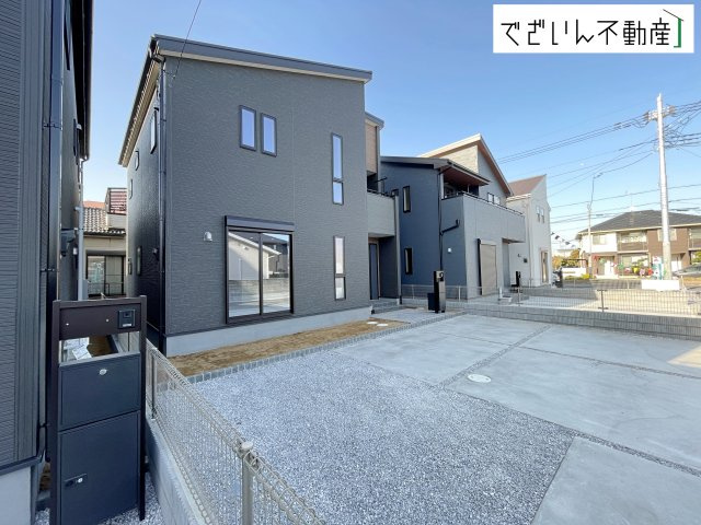 【外観】 | Livele Garden.S熊谷市万平町第3　新築住宅 | ≪2号棟≫街並みに馴染む、シンプルで洗練された佇まい。暮らしにちょっとした遊び心を添えてくれるお家です。
現地(2026年3月撮影)