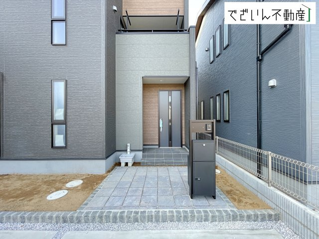 【玄関】 | Livele Garden.S熊谷市万平町第3　新築住宅 | ≪2号棟≫穏やかな佇まいが、家族の新しい日常を優しく包み込む。静かな街並みに、安心して子育てできる環境が整っています。
現地(2026年3月撮影)