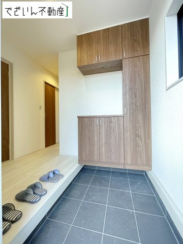【玄関】 | Livele Garden.S熊谷市万平町第3　新築住宅 | ≪2号棟≫「ただいま」と「おかえり」が自然と交わされる、明るく開放的な玄関。家族の絆が深まる場所です。
現地(2026年3月撮影)