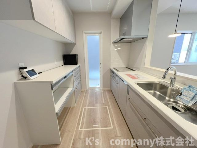 高座郡寒川町倉見　新築戸建　1号棟のキッチン|備え付けのカップボード付き☆吊戸棚収納が充実しています◇