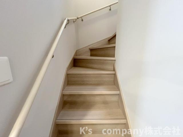 高座郡寒川町倉見　新築戸建　1号棟の内装|手すり付きの階段☆お子様やご年配の方にも優しい仕様☆