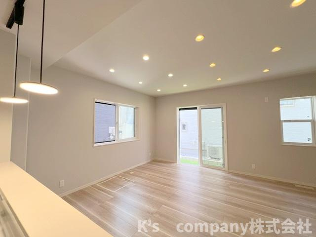 高座郡寒川町倉見　新築戸建　1号棟の居間・リビング|3方向の窓から明るい日差しが差し込む温かみを感じる憩いのスペース◇