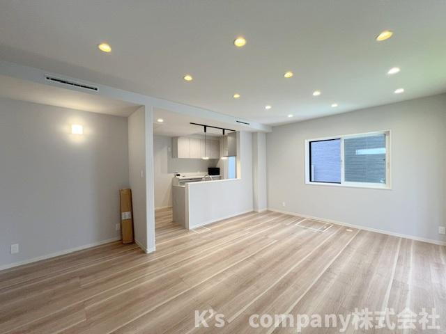 高座郡寒川町倉見　新築戸建　1号棟の居間・リビング|リビングにいるご家族を感じながらお料理ができるカウンターキッチンが見えます◇