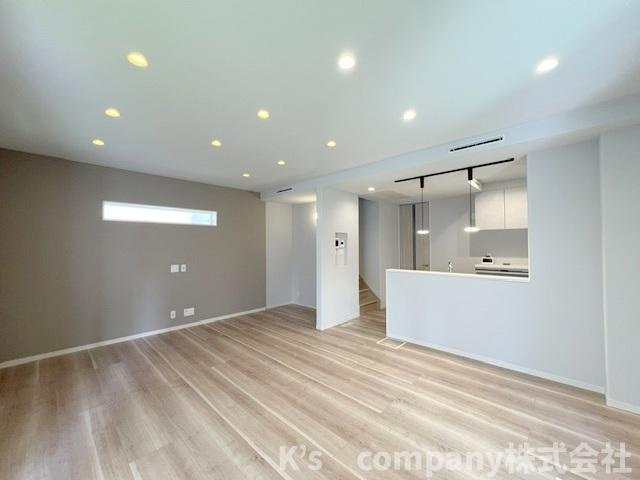 高座郡寒川町倉見　新築戸建　1号棟の居間・リビング|アクセントクロスが奥行きを感じさせるリビングスペース◇