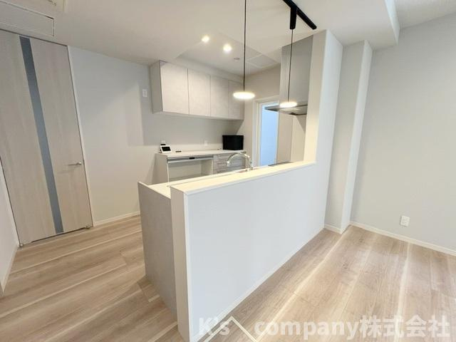 高座郡寒川町倉見　新築戸建　1号棟のキッチン|小さいお子様のいるご家庭は見守りながら家事のできるカウンターキッチン☆